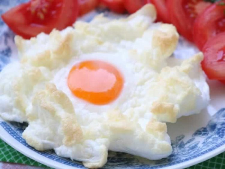 Како да испечете јајце на облак: Од сега јајцата ќе ги подготвувате само вака (Видео)