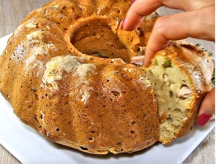 Видео рецепт: Само мешате и имате вкусен појадок – Куглоф со маслинки и салама
