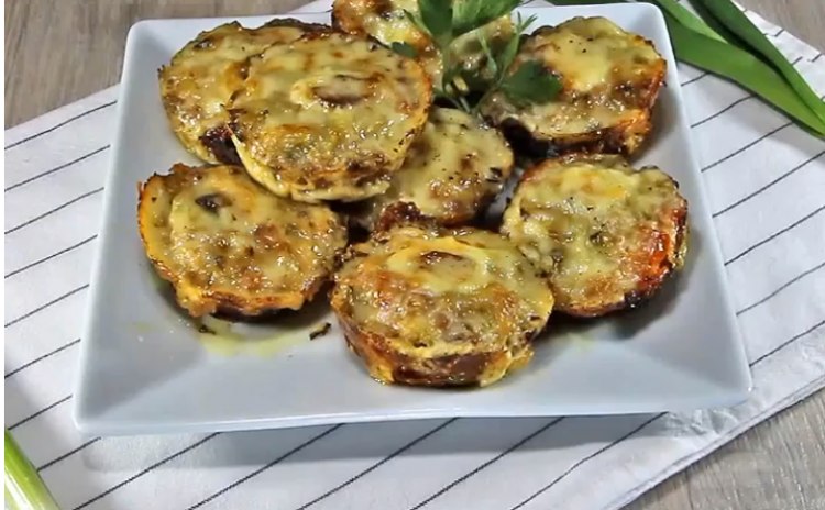 Врвен деликатес: Корпи од мелено месо со тиквички (Видео рецепт)