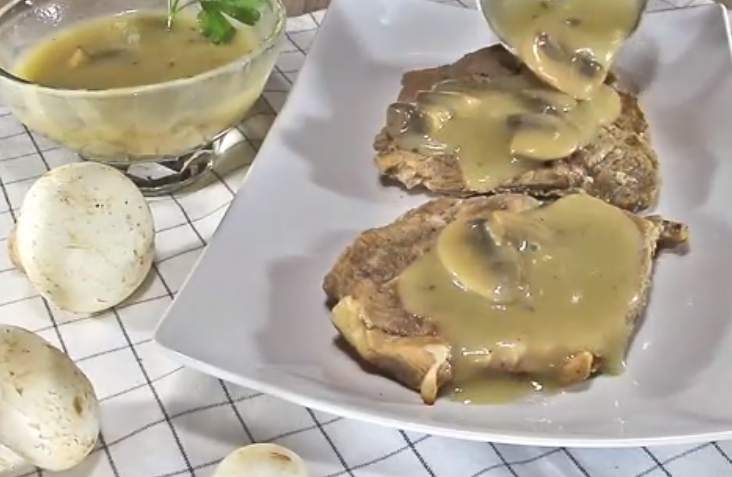 Видео рецепт: Сос со шампињони и бело вино – тече врз шницли
