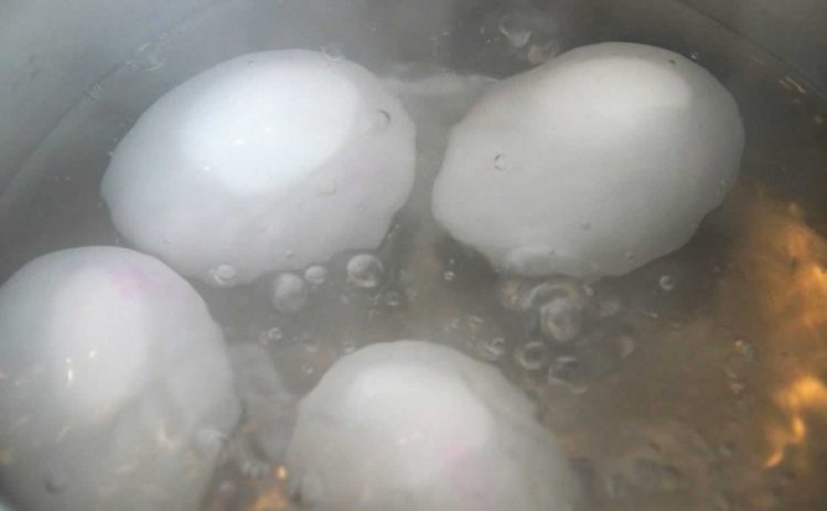 Еве како да ги избелите велигденските јајца пред бојадисување