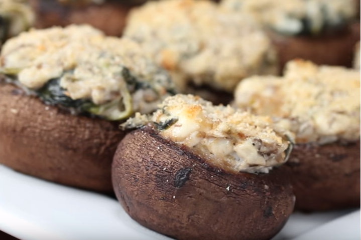 Деликатес на денот: Полнети печурки со лук, спанаќ и пармезан (Видео)