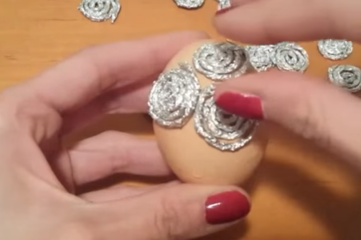 ВИДЕО: Велигденски јајца полни ружички – Ви треба само фолија