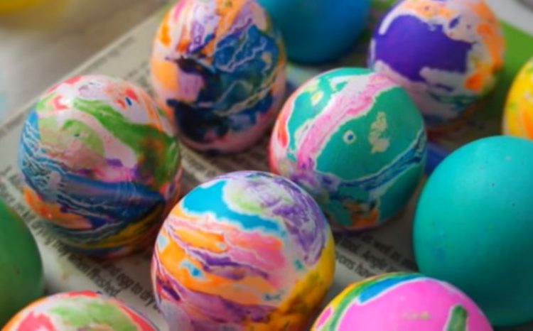 Нова техника за бојадисување јајца: Необични шари со помош на растопени мрсни боици (Видео)