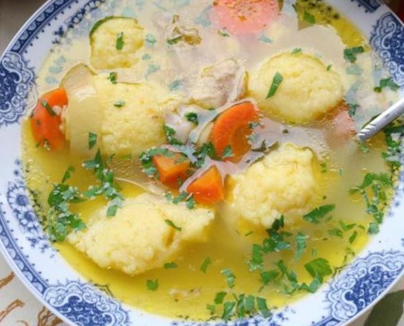 Ручек кој му помага на стомакот: Деликатесна супа со кнедли