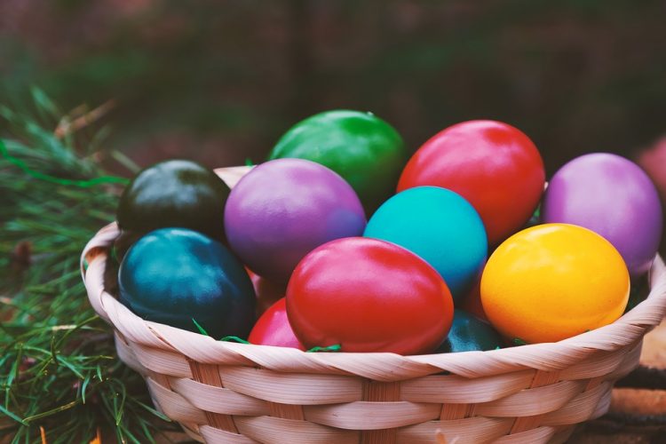 Офарбајте јајца со акрил и фолија – Брза техника за Велигден
