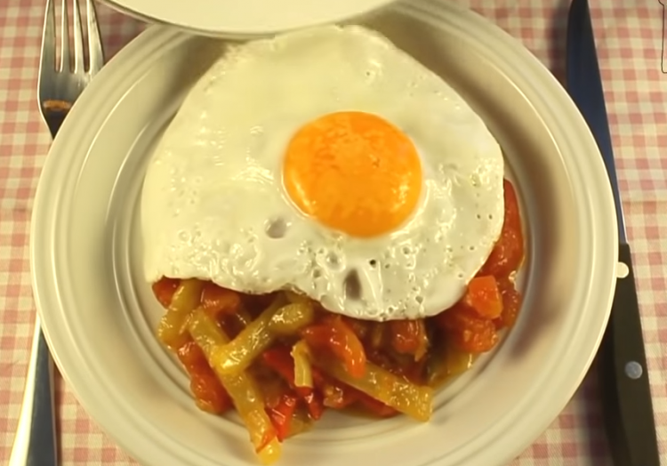 Видео рецепт: Вкусно и брзо јадење со јајца, пиперки и домати
