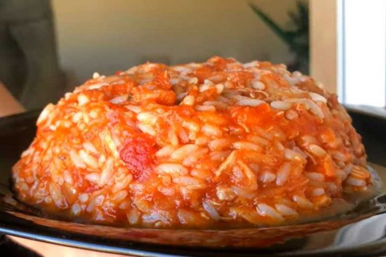 Посно: Ориз со туна и доматен сос (Видео рецепт)