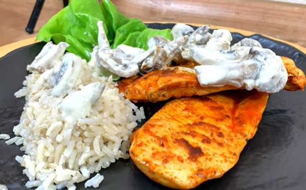 Едноставен, а вкусен ручек: Пилешко во крем сос со печурки