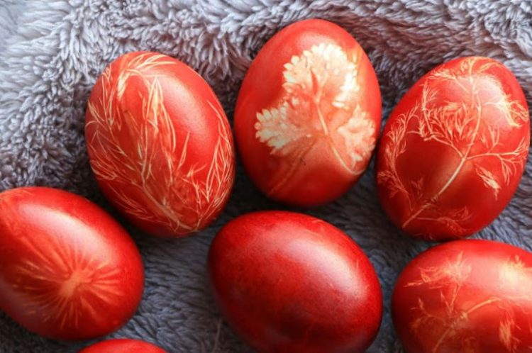 Зошто вапцаме јајца за Велигден – Што означува првото јајце и бојата?