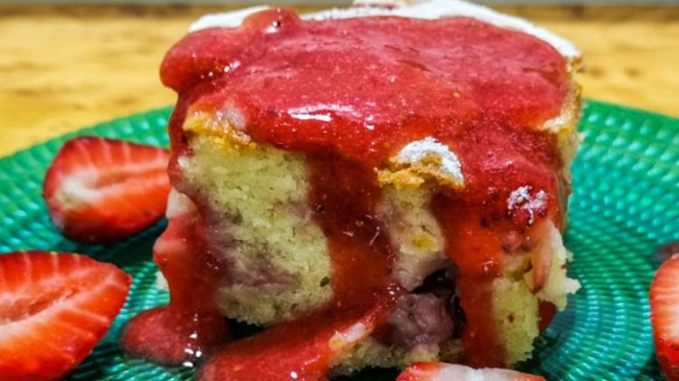 Неодолив колач со јагоди – тајната е во совршениот прелив