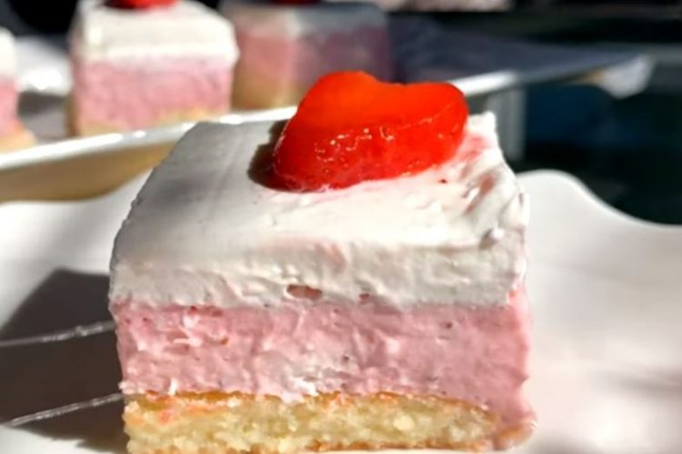Освежувачки десерт: Кремаста торта со јагоди и пишкоти