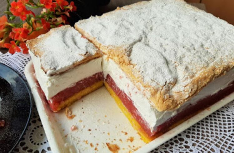 Совршен десерт: Овошна торта со јагоди