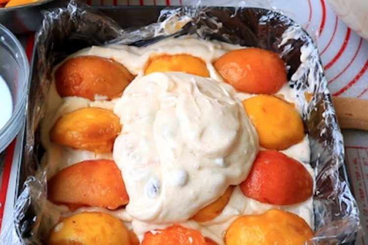 Слатка брза торта со бисквити и праски – спремна за миг