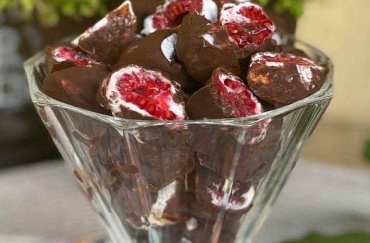 Малини во чоколадо – неодолив десерт