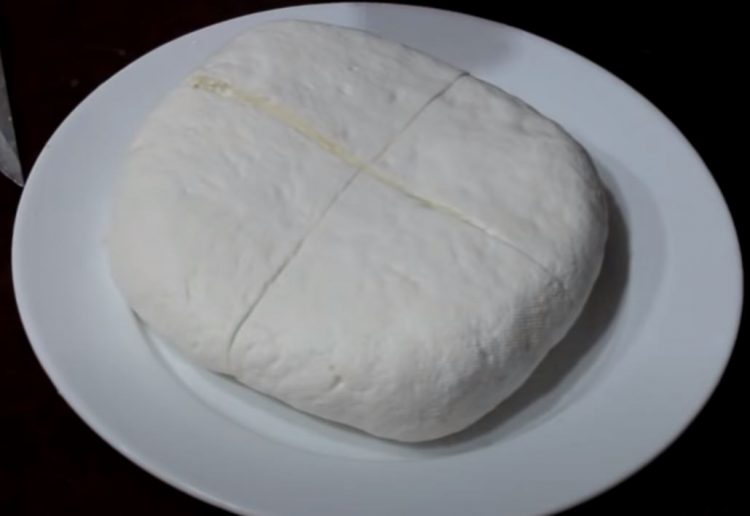 Направете домашно младо сирење и сурутка