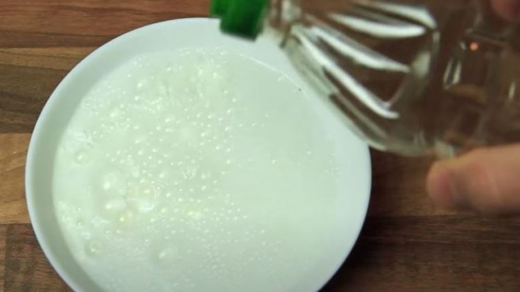 Измешајте сода бикарбона, оцет и вода: Со помош на ова средство шпоретот ќе биде како нов, и тоа без мака