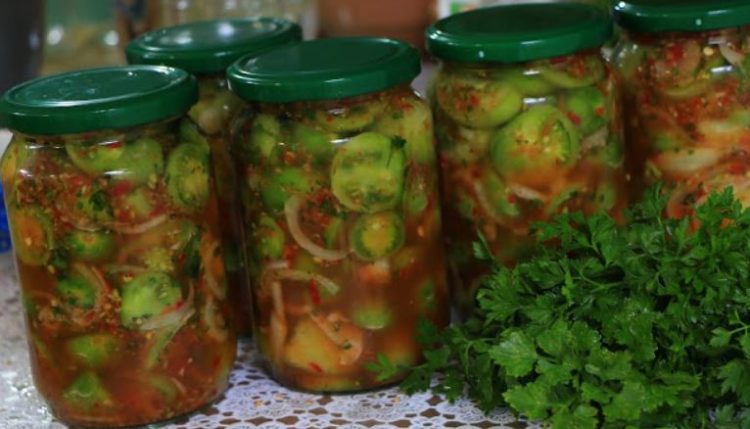 Зелени домати во тегла – салата зимница