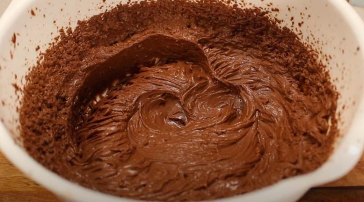 Најбрзиот чоколаден крем за торти и колачи – само 2 состојки (Посно)