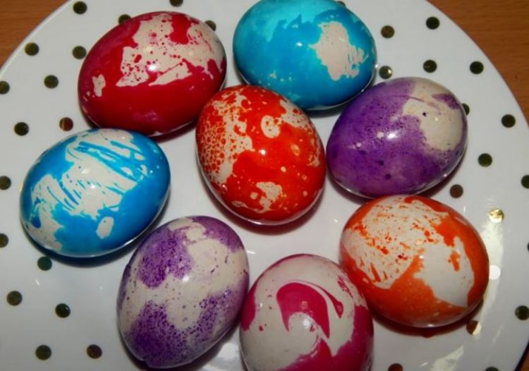 Најубавите Велигденски јајца брзо и лесно: Кликер метод за бојадисување јајца