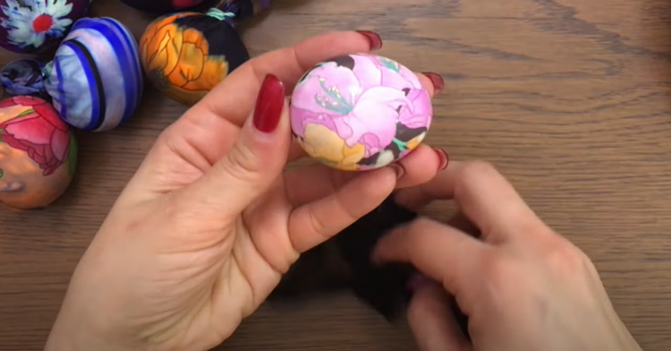 Видео: Весели и шарени Велигденски јајца – Ви требаат стари крпи и марами