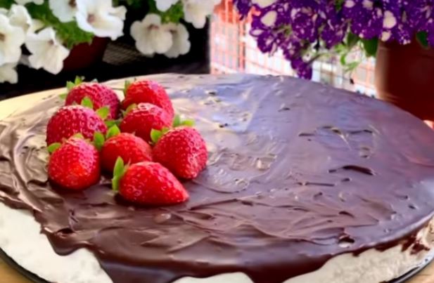 Вистински летен десерт: Најдобриот рецепт за капри торта со неколку слоеви