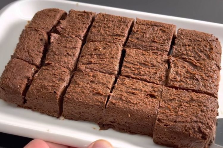Чоколаден колач од 2 состојки без печење: На брзина измешајте ги намирниците и изладете, никогаш полесно до вкусен десерт
