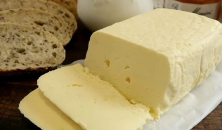 Како да направите домашен путер: Поевтин од купечкиот, а потребна ви е само една намирница