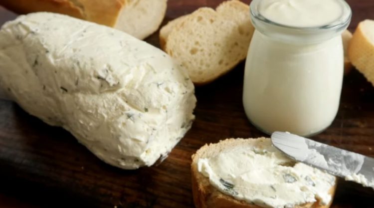 Во јогуртот додајте зачини и направете го најдоброто домашно сирење