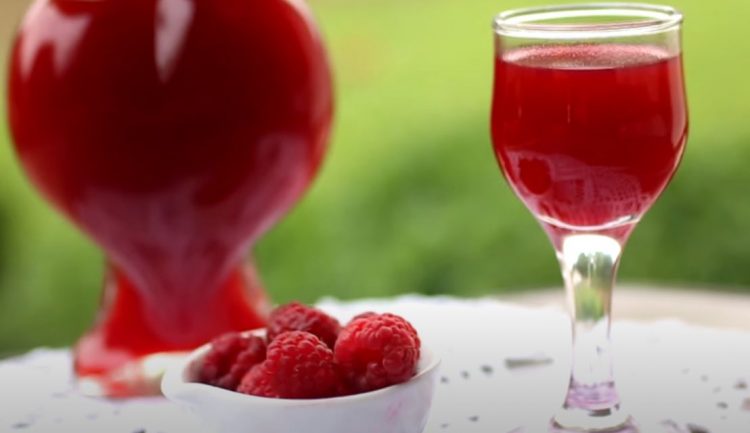 Убедливо најдобриот рецепт за ликер од малини: Домашна напивка која ќе ја обожавате