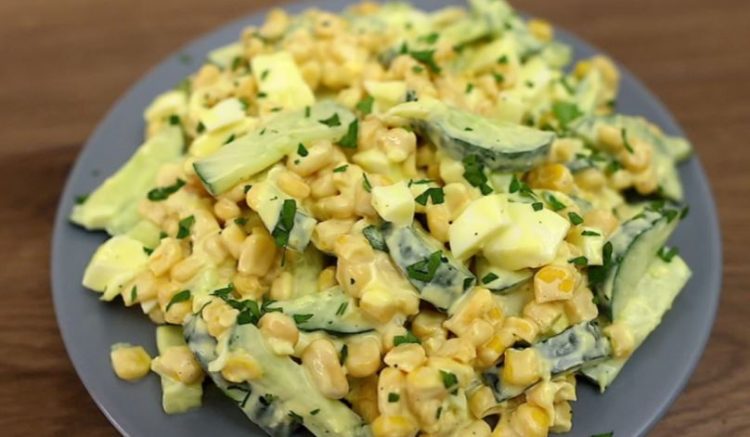 Оброк салата со варени јајца и пченка: Супер едноставна и брза