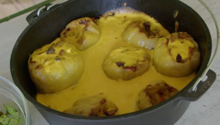 Полнети пиперки со компир во сос од павлака и јајца – фантастичен ручек!