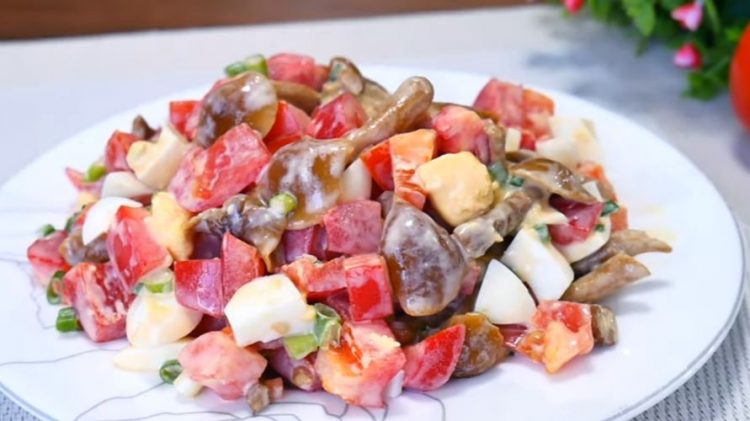 Оброк салата со варени јајца и домати: Евтина, брза и вкусна