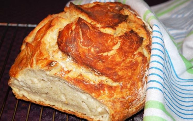 Еве како да направите домашен леб брзо и лесно: Крцкава кора, а внатре мек како душа