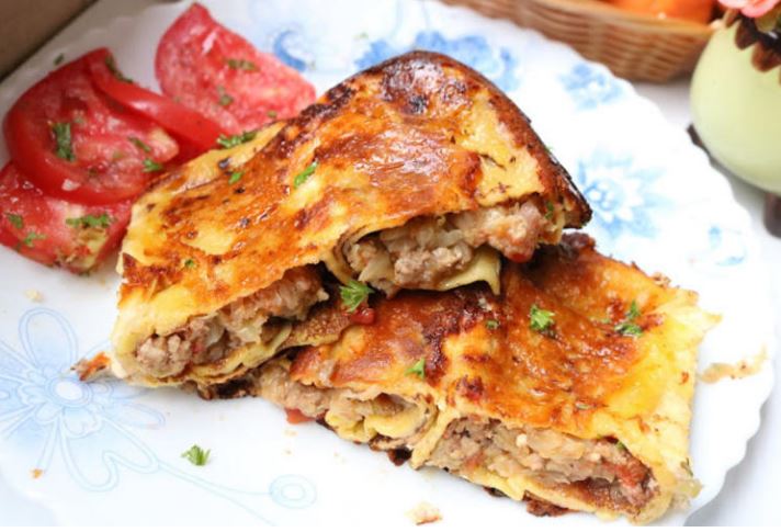 Палачинки полнети со мелено месо и зелка – ручек кој ќе го обожавате!