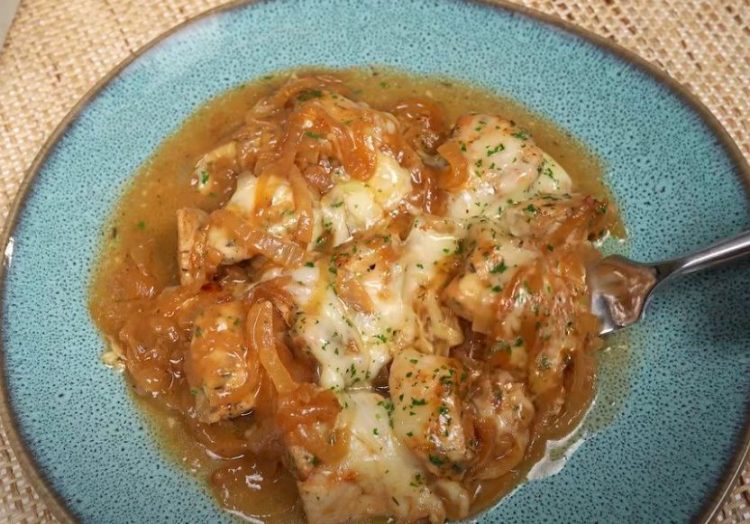 Пилешко во сос од кромид – брз ручек