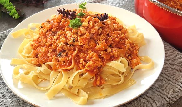 Тестенини во сос од домати и месо – вкусен ручек за 30 минути
